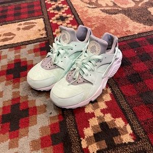 NIKE HUARACHES (CLEAN)